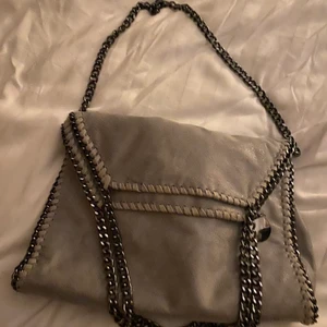 Stella McCartney liknande väska ljusgrå - Stella McCartney liknande väska.🤎