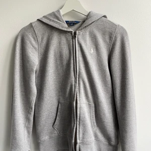 Ralph lauren  - En fin grå RALPH LAUREN kofta med luva</33 nästan aldrig använd 😋😋😋 den är i barnstorlek men passar lika bra som en XS 