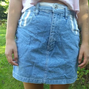 Jeans-skort - Randig jeans-skort (kjol och shorts i ett, så inget flashande i den;) köpt på Humana. Unik och cool men var tyvärr ett impulsköp och måste ge den ett nytt hem. Skriv för mått eller fler bilder!
