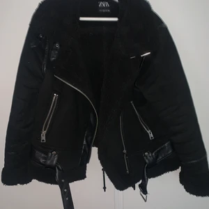 Zara jacka helt ny  - Jackan är helt ny,säljer för att jag har köpt en likadan i en annan färg.Storlel xl men passar l/m priset kan diskuteras vid snabb köp dom 