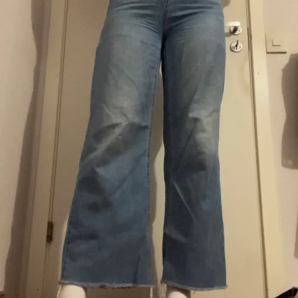 Snygga utsvängda jeans från Vero Moda. Väldigt sköna och sitter inte för tight. Lite stora i midjan. Frakt på 62kr. Jeans & Byxor.