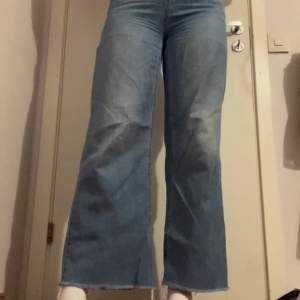 Snygga utsvängda jeans från Vero Moda. Väldigt sköna och sitter inte för tight. Lite stora i midjan. Frakt på 62kr