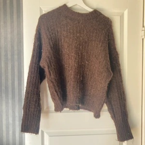 Stickad brun tröja  - Super skön brun stickad tröja andvänd typ 1 gång. Köparen står för frakten på 70 kr.  Oversized och mysig till hösten🧚🏻