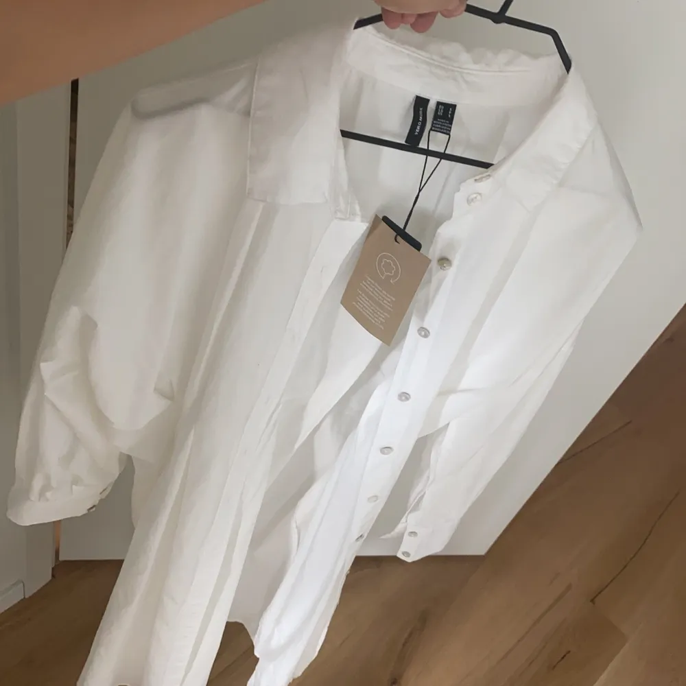 Ny långklänning från veromoda vit med sömmar i midjan. Klänningar.