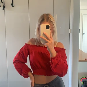 Röd topp, xs - Super gullig röd croptop från HM, kommer aldrig till användning och använt ett fåtal gånger. Storlek XS men stretchigt material:)