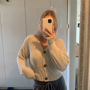 Ginatricot - Snygg kofta från Ginatricot, storlek S, snyggt att bara ha ett vitt linne under och ett par svarta jeans till🤷🏼‍♀️använder inte längre, finns en extra knapp ifall en ramlar av eller något?