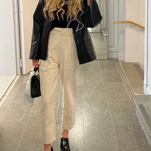 Balla kostymbyxor i creme!  - Kostymbyxor från & Other Stories, lite oversize i modellen och riktigt coola! Storleken är 34, använda 1 gång❤️‍🔥