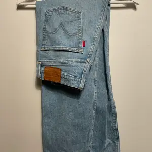 Levis jeans i en underbar ljusblå färg i modellen ribcage straight. Storlek 27