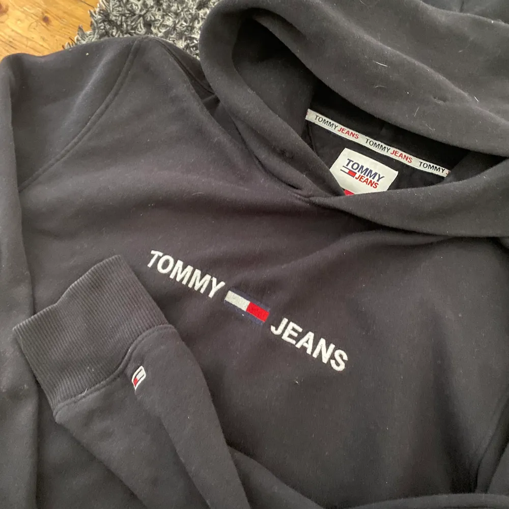 En fin Tommy jeans hoodie i storlek L, men är nog mer som en M. Nypris 1199kronor. Använd fåtal gånger. Frakt tillkommer . Hoodies.