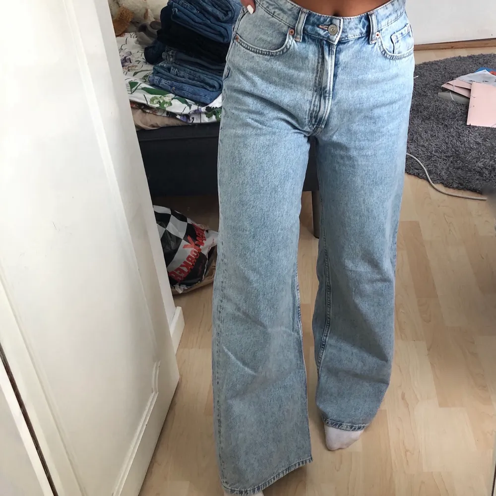 Superfina jeans från H&M i nyskick. Använda max 3 gånger då de är för stora för mig. Lite långa på mig som är 160cm och lite stora vid midjan. Köptes för 299kr. . Jeans & Byxor.