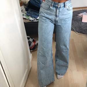 Superfina jeans från H&M i nyskick. Använda max 3 gånger då de är för stora för mig. Lite långa på mig som är 160cm och lite stora vid midjan. Köptes för 299kr. 