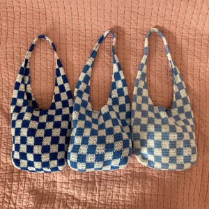 Rutig virkad väska - ❗️OBS!! Mörk- och mellanblåa är sålda❗️Väskor som jag virkat själv. 350 styck + frakt. Måtten i bild 3 är ungefärliga eftersom väskorna är handgjorda. ⭐️Erbjudande! Köp en topp med ordinarie pris 250 och en väska och få båda för 400!⭐️ 