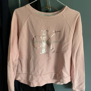 Calvin Klein crewneck strlk L - Köpt för ca 1 år sedan och använt ganska väl. Den är i väldigt bra skick och ganska liten i storleken. 