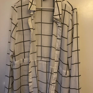 Blus - Jätte söt randig blus, materialet är luftigt och väldigt skönt!