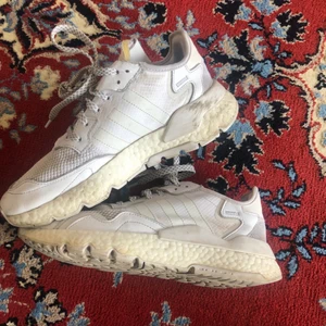 ADIDAS Nite Jogger - Dessa skor är väldigt sparsamt använda. Har endast  används under en filminspelning och blivit nedsmutsade avsiktligt för filmen för att dom skulle se mer använda ut. Hämtas på Södermalm 💋