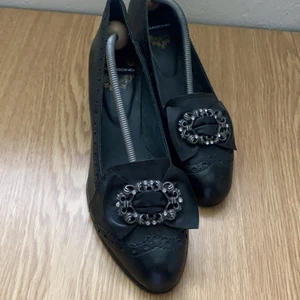 Damsko i fint skick från Vagabond stl 38 - Damsko i fint skick från Vagabond stl 38. Svarta. Sparsamt använda. Skoblock ingår ej. Djur- och rökfritt hem.