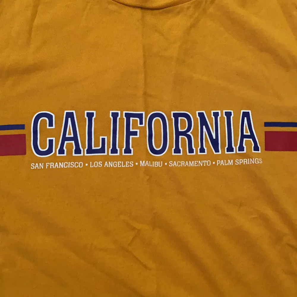 Gul tröja med California tryck. Köpt på HM- storlek L, mer som en M. Använt fint skick!. T-shirts.
