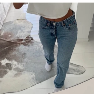 Zara jeans - Första bilden lånad!!!! Jeans i strl 38, passar 36 för lite lösare fit och jeansen är små i storleken💕köpare står för frakt🥰