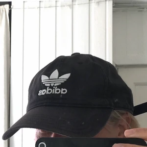 Adidas keps  - Lite härligt solblekt Adidas keps. 
