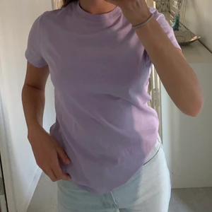 Ljuslila t-shirt  - Ljuslila t-shirt från H&M i stl S (36). Frakt ingår ej i priset 