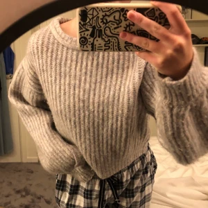 Stickad tröja  - Denna stickade tröja från pull and bear som är lite lila med olika små ”färg fläckar” på. Det är svårt att se på bild men kom privat för mer bilder!💗🤩