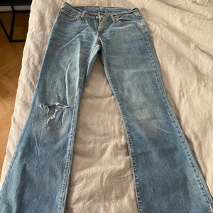 Levis jeans - Levis jeans med utsvängda ben & hål på ena knäet. Så snygga på! W29 L34