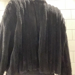 Svart tjocktröja - Bekväm tjocktröja från Zara, säljes pga att den är för liten till mig. Den är använd några gånger men i bra skick,frakt ingår ej i pris (frakt 45)