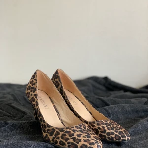Klackskor  - Snygga leopard klackar knappt använda! 