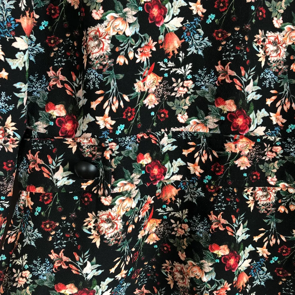 Zara blouse, size S, flower print in new condition. Selling because it doesn’t fit me anymore.. otherwise very confortable and ideal for winter timw since it feels cozier than other blouses. Shipment included in the price. If bought with other garment they both will be shipped together and price will be reduced ( shipment discount). Blusar.
