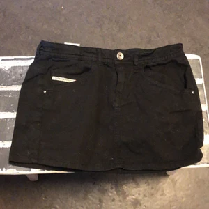 En Diesel jeans kjol - Aldrig använd.Stolek:size 12 står det på kjolen 