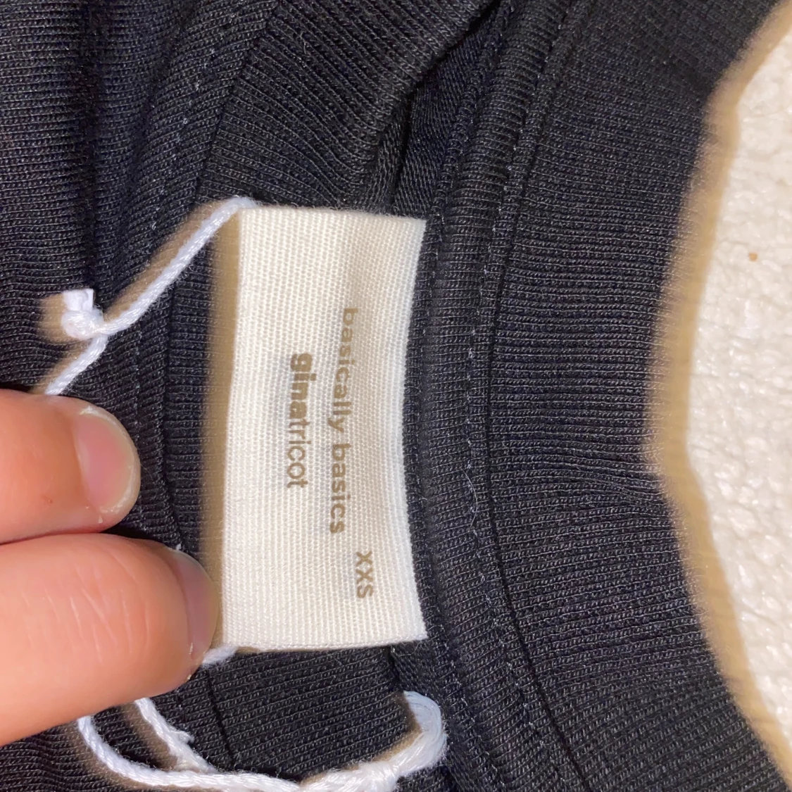 Är stor vid både armarna och magen  - 91