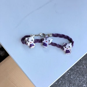 Helokitty - Ett gullit lila armbad med hattokitty som gå att tas bort 