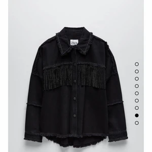 Zara jeans jacka med glittriga fransar  - Säljer min jättefina svarta jacka från zara i jenas material. Den har glittriga fransar och är i nyskick. Andvänd endast en gång 💜💞 Pris kan diskuteras. Köp direkt för 500kr
