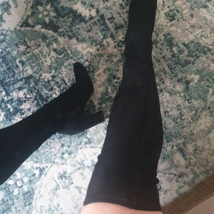 Svarta lårhöga klackar strlk 39 - Sparsamt använda