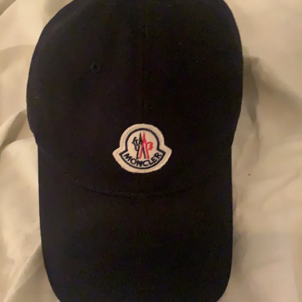 En moncler keps i bra skick köpt i moncler butiken Stockholm nypris runt 1600 självklart äkta har kvitto och taggs. Accessoarer.