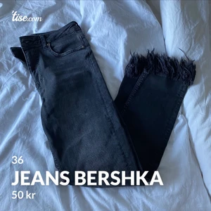 Jeans från Bershka - läs texten i min bio innan ni skickar massa frågor! snabba, direkta och krångelfria köp prioriteras! säljer ut massa från min garderob till ett billigt pris, pruta ej! fast fraktpris! önskar du däremot köpa flera av mina kläder kan jag skicka detta i samma paket för fraktpriset av en! 