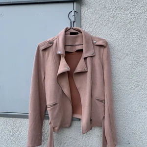 Rosa mocka jacka💓 - rosa jacka, super söt super skön men kommer inte till användning, knappast använt. Storlek M💓 en detalj som inte syns så bra på bilden är bältet längst ner på jackan😍