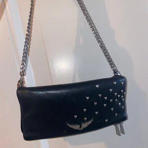 Zadig Voltaire väska  - Säljer min populära Zadig Voltaire väska som jag haft i cirka 1,5 år. Sparsamt använt och har inga skador på sig. Köpte för 3600 euro och jag säljer den för 1800kr. Dustbag och den långa kedjan medföljer inte 