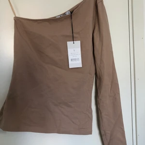 Enärmad tröja  - En tröja som är helt oanvänd med lappen kvar, tröjan kommer inte till användning på den är en storlek förlite och i och med de sitter lite för tight för mig. Har du fler frågor är de bara att höra av dig🥰