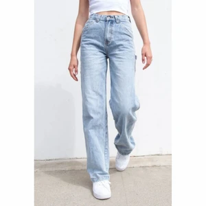 Brandy Melville Feanne Jeans - Säljer ett par oanvända högmidjade jeans från Brandy Melville i storlek S. Jag är ca 168 cm lång. För att justera midjan sitter det knappar på insidan med ett resårband. Nypris: 400kr, Innerbenslängd: 81 cm, Midjemått: 66 cm 🤍