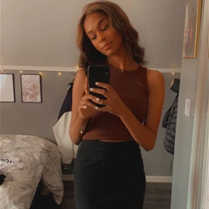 Brun topp - Säljer nu min älskade och fina bruna topp, denna är verkligen så fin och sitter superfint på, säljer för att jag bytt stil och denna får då inte den uppmärksamhet den förtjänar, pris kan alltid diskuteras och fler bilder finns privat 🤎🤎 väldigt stretchig så flera storlekar kan ha denna