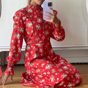 Röd klänning i stl 38/40 - Romantisk sommarklänning i stl 38/40! Bra kvalite och använd endast några fåtal gånger. Säljer den pga att den är lite för stor för mig. Du får den för 200 kr 💌 hämtas i Uppsala eller så tillkommer fraktkostnad. Betalas via swish 