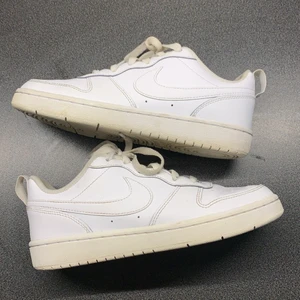 Nike air force’s 1 - Ett par skit snygg Nike air force’s 1 i nysick använda Max 3 gånger och säljer för att dom inte har kommit till användning snöret är lite smutsigt men kommer såklart tvättas innan den skickas för mer frågor eller bilder är de bara att skriva privat🥰 dom passar också jätte bra att måla på om man skulle vilja det🥰 