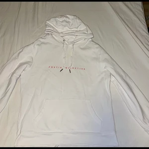 Poetic collective hoodie-trygg på ryggen - Använd men i bra skick, nypris 799:-                                         (Priset kan diskuteras)