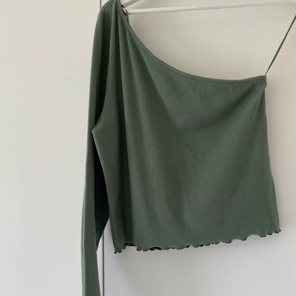 Grön ribbad tröja (långärmad / off shoulder) strl XL. Toppar.