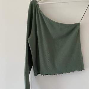 Grön ribbad tröja (långärmad / off shoulder) strl XL