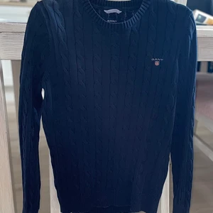 Gant tröja stickad  - Lite solblekt därför säljs den billigt nypris 999:-                   (Pris kan diskuteras)