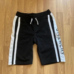 Givency 170  - Givency shjorts storlek 170 äkta