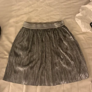 Snygg kjol - Snygg glittrig/ silver kjol. Vet inte vart den är ifrån men den är i storlek S. 105 + frakt💕