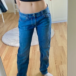 Lågmidjade jeans Calvin Klein - snygga lågmidjade jeans från Calvin Klein! Säljer för de är för stora för mig :( (har normalt xs, är 162) På byxorna står det att det är storlek 32 vilket jag antar är midjemått. Men dem passar säkert en S